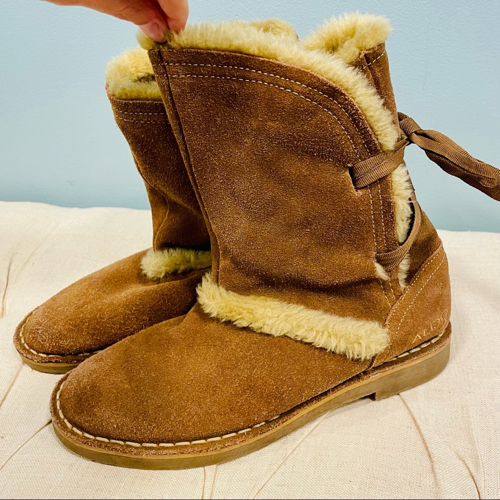 Aldo! Chestnut brown Ugg style shearling boots size 7!